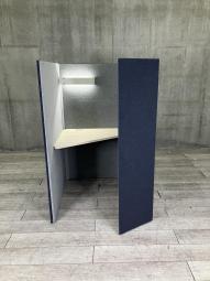 【左開口】【ワーカーの集中を高める省スペースなワークブース！高さ1520mmタイプ】■オカムラ(okamura)製　ドレープシリーズ（drape） 　テトラタイプ　1人用ブース 　ソロワークブース（W1000/D1200/H1520）　■色： ネイビー　ダークブルー（内側グレー）　■電源タップ　卓上ライトつき【ABW商材】【関東倉庫在庫品】【弊社使用欄：A01082153】