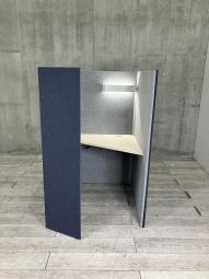 【右開口】【ワーカーの集中を高める省スペースなワークブース！高さ1520mmタイプ】■オカムラ(okamura)製　ドレープシリーズ（drape） 　テトラタイプ　1人用ブース 　ソロワークブース（W1000/D1200/H1520）　■色： ネイビー　ダークブルー（内側グレー）　■電源タップ　卓上ライトつき【ABW商材】【関東倉庫在庫品】【弊社使用欄：A01082154
】