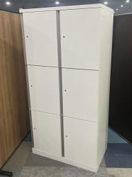 【在庫入替セール】【中古だと珍しい縦型ロッカー！工場・倉庫・病院などの定番商品です！】■オカムラ　SWシリーズ　6人用ロッカー　縦型ロッカー　W900×D515㎜　■シリンダー錠　■ホワイト※愛知※名古屋※豊田※三重
