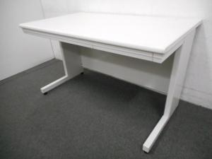 【在庫入替セール】【定価約6万円】【コスパのよいスチールデスク！定番の1200㎜サイズ！】■プラス(PLUS)製　リード(LEED)シリーズ　平机　引き出し付き　W1200×D700×H700㎜　■ホワイト※愛知※名古屋※豊田※三重