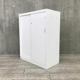 【手狭なオフィスで大活躍！導線を確保できる引き違い戸のキャビネット！】■コクヨ(KOKUYO)製　エディア(EDIA)シリーズ　引き違い書庫　2枚扉　ローキャビネット　■天板/ベース付き　■シリンダー錠　■ホワイト