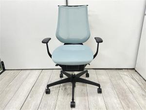 【在庫入替セール品！（本在庫限定価格）】【360°揺れて体を自由に動かせる「グライディング・メカ」搭載！】■コクヨ　イングチェア　肘付　ライトブルー　ハンガー付　アッシュターコイズ　■無重力のような新感覚の座り心地！【KOKUYO　ing】★