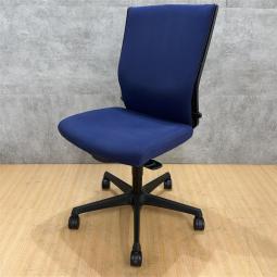 ※クッション劣化有※【長時間のデスクワークもランバーが快適にサポート！オカムラ製の人気チェアが入荷！】■オカムラ（okamura）製　エスクード（ESCUDO）チェア　肘無ハイバック　■ネイビー　「オフィスバスターズ福岡南店」は、福岡を拠点として、全国へ中古オフィス用品・オフィス家具を提供しております
