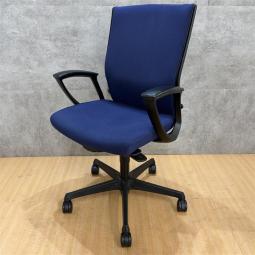 ※クッション劣化有※【長時間のデスクワークもランバーが快適にサポート！オカムラ製の人気チェアが入荷！】■オカムラ（okamura）製　エスクード（ESCUDO）チェア　肘付ハイバック　■ネイビー　「オフィスバスターズ福岡南店」は、福岡を拠点として、全国へ中古オフィス用品・オフィス家具を提供しております