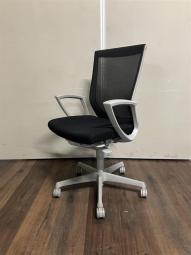 【在庫入替セール品!】【ワンランク上スタンダードモデル!】長時間のデスクワークを快適にサポート!/オススメ(おすすめ) /人気商品【弊社使用欄:A01054876】■Okamura/オカムラ ■エスクード ■ブラックグレーシェル ■肘付き/サークル肘 ■背面/メッシュ ■樹脂脚 ■ハイバック