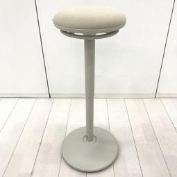 【2024年製】【「座る」と「立つ」のいいとこ取り！】■オカムラ(okamura)製　ピルエット(pirouetto)シリーズ　カウンターチェア　スツール　■座面：ベージュ/支柱脚：ホワイト【高さ調節可能なパーチングスツール！】※愛知※名古屋※豊田※三重