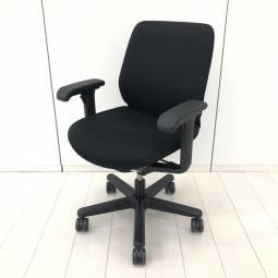 【全ての機能をコンパクトに！クッション性が高く座り心地が良い！】■イトーキ（ITOKI）製　トルテシリーズ　肘付ハイバック　パソコンチェア　■可動肘　■ブラック