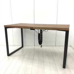 【リフレッシュスペースやカフェスペースにおすすめ！シックな木目天板のテーブル！】■オカムラ（okamura）製　アルトピアッツァ（Alt Piazza）シリーズ　■W1800 × D900 ㎜　■木目ダーク【2606】【A01081539】