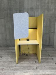 【集中できるバックパネル付きのソロワークブース！】■コクヨ（KOKUYO）製　ヴェルテ（Verte）　1人用パネルブース 　　W900×D1000×H1800㎜　■電源コンセント・バックパネル付き（左側）　■本体：イエロー　バックパネル：ホワイトグレー　天板：ホワイト【ABW商材】【関東倉庫在庫品】【弊社使用欄：A01072644】