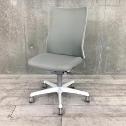【腰まわりをしっかりホールド！長時間作業も快適フィット！】■オカムラ(okamura)製　フルーエント(Fluent)チェア　ハイバック　肘無し　■背面メッシュ　■ライトグレー×ホワイトシェル