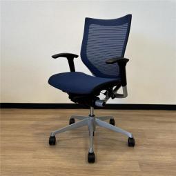 【オカムラ製の王道高級チェア!通気性ばっちりで長時間の着座も快適に過ごせます!】 ■オカムラ(okamura) バロン(Baron) ローバック 稼働肘付 ■ブルー ■背面メッシュ 座面メッシュ