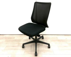 【腰まわりをしっかりホールド！長時間作業も快適フィット！】■オカムラ(okamura)製　フルーエント(Fluent)チェア　肘無　ローバック　背面メッシュ　■ブラック　【弊社使用欄：A01070327】