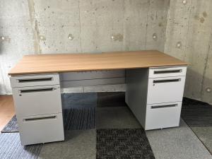 【訳あり品】【両袖タイプで収納たっぷり！幅1600㎜でワークスペースもしっかり確保できます！】■オカムラ（okamura）製　アドバンスシリーズ　両袖机　■幅1600mm　■天板ナチュラル　■袖シルバー※愛知※名古屋※豊田※三重
