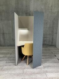 【左開口】【ワーカーの集中を高める省スペースなワークブース！】■オカムラ（okamura）製　ドレープシリーズ（drape）　テトラタイプ　1人用ブース 　ソロワークブース（W1000/D1000/H1920）　■色： ライトブルー（内側ベージュ）　■ライトつき　ミーティングチェアつき　【ABW商材】【関東倉庫在庫品】【弊社使用欄：A01082297】