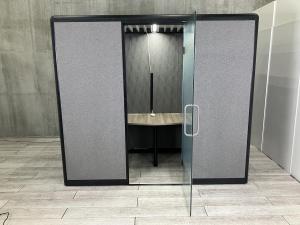 【ドア部分はガラス張りでスタイリッシュ！人気のセミクローズワークブース！】■オカムラ（okamura）　スノーハット （Snow Hut）　ペアワーク（Pair Work）タイプ　2人用ブース　Aタイプ　■W2400×D1200×H2100㎜　■テーブル・照明付き　■色：フレーム / ブラック　パネル / グレー【ABW商材】【関東倉庫在庫品】【弊社使用欄：A01012135◆】