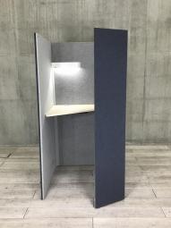 【左開口】【ワーカーの集中を高める省スペースなワークブース！ハイテーブルタイプ！】■オカムラ（okamura）製　ドレープシリーズ（drape） 　テトラタイプ　1人用ブース 　ソロワークブース（W1000/D1200/H1920）　■ハイテーブル　H1000㎜　■色： ブルー（内側ライトグレー）　■ライトつき【ABW商材】【関東倉庫在庫品】【弊社使用欄：A01048530◆】