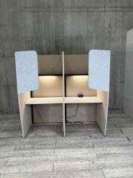 【集中できるバックパネル付きの2人用ワークブース！】■コクヨ（KOKUYO）製　ヴェルテ（Verte）　２人用パネルブース 　　W1800×D1000×H1800㎜　■電源コンセント（片側のみ）・バックパネル付き（左右）　■本体：ベージュ　ホワイトブラウン　バックパネル：ホワイトグレー　天板：ホワイト【ABW商材】【関東倉庫在庫品】【弊社使用欄：A01073575】
