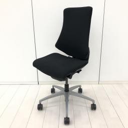 【厚めの座面が優しく包み込む！機能充実のハイパフォーマンスチェア！】■イトーキ(ITOKI)製　エフ(f)チェア　肘無　ハイバック　クロスバックタイプ　■ブラック　オフィスバスターズ　梅田本店