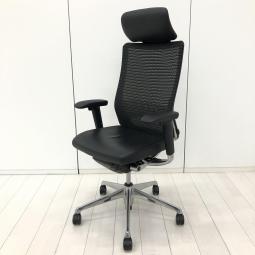 【どんな空間にも調和するデザインと最上級の操作性!人気のメッシュチェア!】■オカムラ(okamura)製 コーラル(Choral)チェア 肘付ハイバック メッシュ背面 ■可動肘・ランバーサポート・ヘッドレスト付 ■座面:革張り ■ブラック オフィスバスターズ 梅田本店