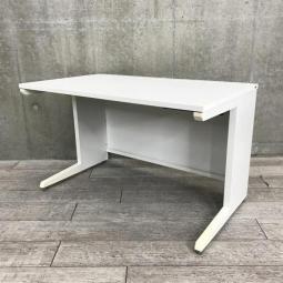 【ワイヤリング機能が充実の高品質デスク！人気のホワイト天板！】■オカムラ(okamura)製　アドバンス(ADVANCE)シリーズ　平机　W1200㎜　■引き出しなし　■ホワイト