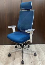 【前傾から後傾まで様々な姿勢をサポート！　ワンランク上の座り心地！】■コクヨ(KOKUYO)製　ベゼル(Bezel)チェア　肘付ハイバック　背面メッシュ　　■プルシアンブルー×ホワイトシェル　■可動肘　■ランバーサポート付き　■ハンガー付き　■ヘッドレスト付き