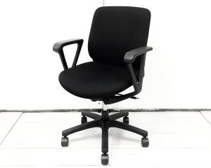 使い勝手抜群！大人気の肘付きのコンパクトチェア！！国内メーカー製でコスパ◎！
■イトーキ/トルテR/ブラック　固定肘付