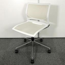 【関西倉庫在庫品】　メッシュ素材で通気性抜群！　 オカムラ（okamura）製　Zart（ツァルト）ミーティングチェア　■ホワイト　■メッシュ背座面　■5本脚タイプ　※生地に色褪せあり　【弊社使用欄：A01082559】
