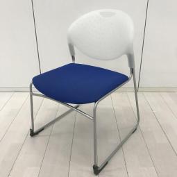 【軽量なのに抜群の安定感！！収納のスペースを取らないスタッキングチェア】■イトーキ(ITOKI)製　クリケット(CRIKET)シリーズ　スタッキングチェア　ミーティングチェア　■背面：樹脂ホワイト(ヌードタイプ) /座面：ブルー【AD】