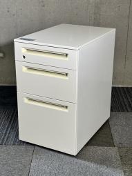 【訳あり品】【フリーアドレスの必須品!収納とワークスペースの拡張にオススメ!】■オカムラ(okamura)製 アドバンスシリーズ 3段ワゴン フリアド用 ■高さ:650mm ■色:ホワイト ■シリンダー錠 ■取っ手に日焼けがあります ■塗装剝がれがあります。※愛知※名古屋※豊田※三重