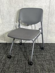 オカムラ製のネスティングチェア(ミーティングチェア)【ルナ/ベージュ】　＊中古オフィス家具・中古オフィスチェアをお探しの方は、オフィスバスターズ福岡博多店までお気軽にお問い合わせください！#良品　#格安　#会議用　#大学　#休憩室