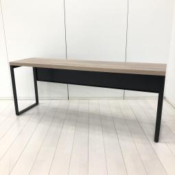 【スタイリッシュで上質なデザイン！オフィスの共有スペースを心地よくするテーブル！】■オカムラ(okamura)製　アルトピアッツァ(Alt Piazza)シリーズ　ミーティングテーブル　片面カウンター　ローカウンター　W1800×H720㎜　■幕板付き　■天板：木目ナチュラル/脚：ブラック