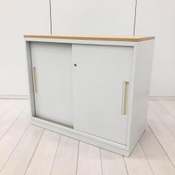 【高さ770㎜】【手狭なオフィスで大活躍！導線を確保できる引き違い戸のキャビネット！】■ウチダ(UCHIDA)製　ハイパーストレージ(HS)シリーズ　引き違い書庫　2枚扉　ローキャビネット　H770㎜　■天板：ナチュラル　■シリンダー錠　■ホワイト　※日焼け有