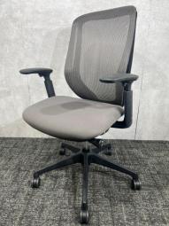 【オカムラ製品で最も人気を集める高機能メッシュチェア！】■オカムラ（okamura）製　シルフィー（Sylphy）チェア　肘付ハイバック　背面メッシュ　■ミディアムグレー×ブラックシェル　■可動肘