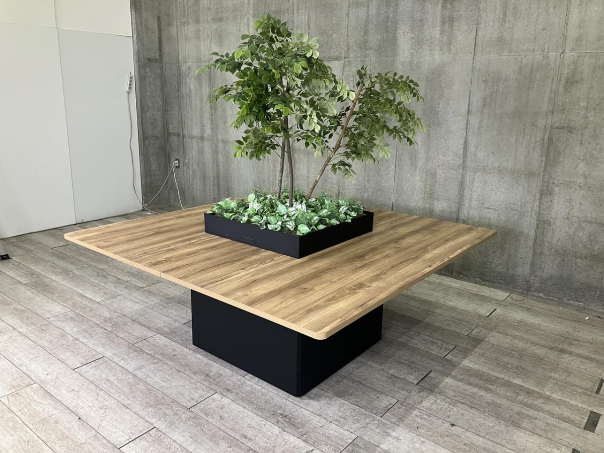 【オフィスの中に自然を感じる空間を】■コクヨ（KOKUYO）　■Patio（パティオ）　■ワークテーブル　■天板・木目ナチュラル
　脚・ブラック　■天板中央にフェイクグリーン　■コンセントユニット付　【ABW商材】【関東倉庫在庫品】【弊社使用欄：A01082156】
                        その他シリーズ
                                    中古
            