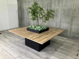 【オフィスの中に自然を感じる空間を】■コクヨ（KOKUYO）　■Patio（パティオ）　■ワークテーブル　■天板・木目ナチュラル
　脚・ブラック　■天板中央にフェイクグリーン　■コンセントユニット付　【ABW商材】【関東倉庫在庫品】【弊社使用欄：A01082156】