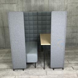 【2023年製】【個室感がほどよく増し集中して作業が出来ます！】■コクヨ(KOKUYO)製　フォーレ(fore)シリーズ　ワークブース　ソロソファーブース　■ソファ・デスク付き　■パネルカラー・グレー/天板カラー・ナチュラル/ソファ・グレー 【ABW商材】【関東倉庫在庫品】【弊社使用欄：A01077395】