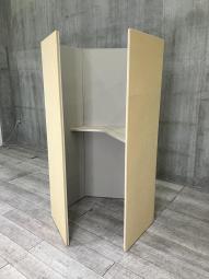 【右開口】【ワーカーの集中を高める省スペースなワークブースが入荷！】■オカムラ（okamura）製　ドレープシリーズ　（drape）　ペンタタイプ　集中ワークブース 　ソロワークブース　W1000×D1100×H1900㎜　■外側：イエロー/　内側：ベージュ　■配線タップ付　■天板：木目ナチュラル【ABW商材】【関東倉庫在庫品】【弊社使用欄：A01078150】