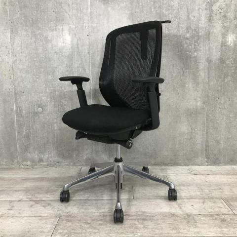 【7/9(木)入荷予定の商品となります!】【前傾チルト機能付き】【オカムラ製品で最も人気を集める高機能メッシュチェア!】■オカムラ(okamura)製 シルフィ(Sylphy)チェア 肘付き ハイバック 背面メッシュ コートハンガー付き ■ポリッシュ脚 ■可動肘 ■ブラック