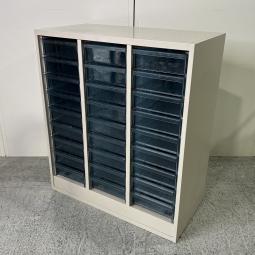 【珍しいスモールタイプ！　書類・備品整理の必需品！使い勝手の良いクリスタルトレーが入荷！】■コクヨ(KOKUYO)製　エディア(EDIA)シリーズ　クリスタルトレー　幅800mm×奥行400mm×高さ915mm　■グレー　■深型3列×9段　■ベース付