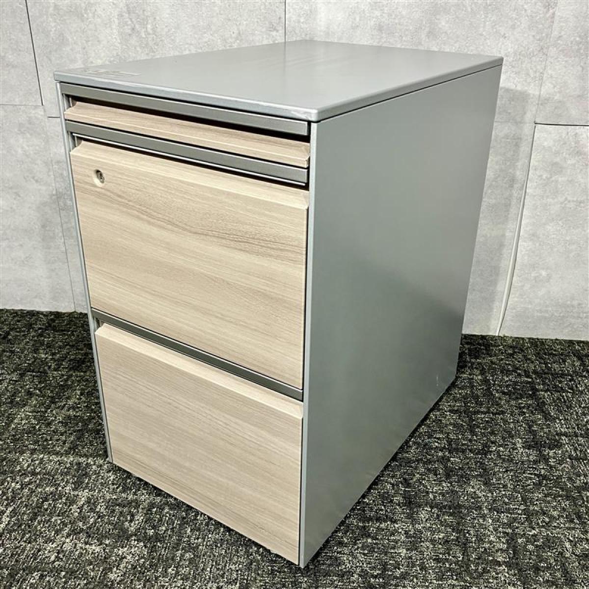 【おしゃれな木目調のワゴンが入荷！】◆オカムラ/プロステージクレスト　収納　脇机　袖　ナチュラル《オフィスバスターズ福岡博多店は、福岡を拠点として、日本全国へ中古オフィス用品・オフィス家具を提供しております》
                        プロステージ　クレスト
                                    中古
            