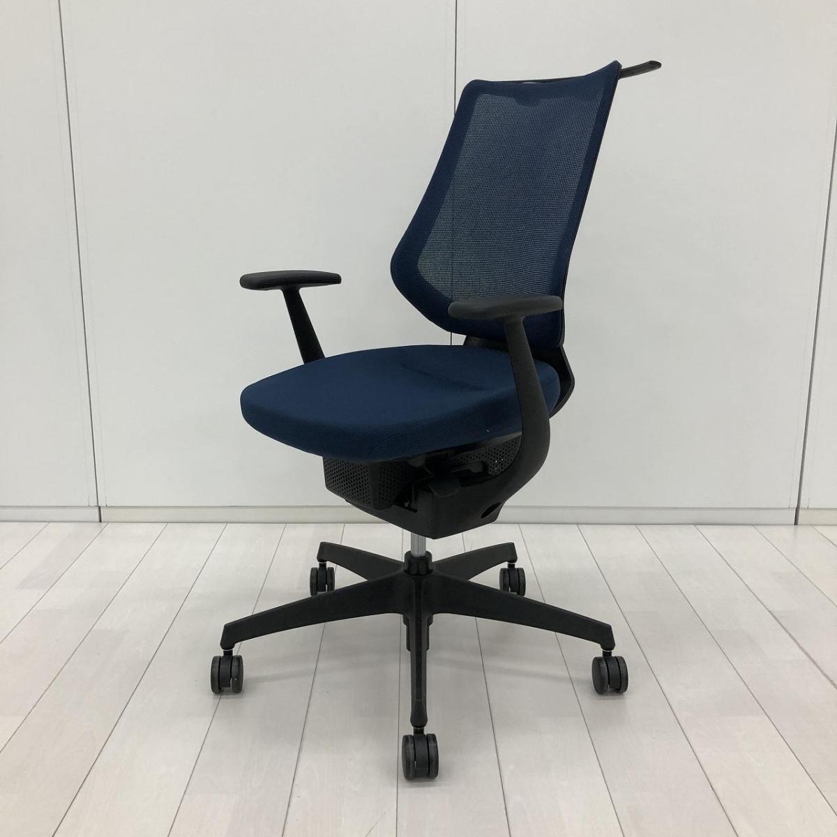 【定価約16万円】【イスとひとつになれる新感覚！360°揺れて体を自由に動かせる「グライディング・メカ」搭載！】■コクヨ(KOKUYO)製　イング(ing)チェア　肘付ハイバック　背面メッシュタイプ　■固定肘・ハンガー付き　■ネイビーブルー×ブラックシェル
                        イング バーチカル 樹脂
                                    中古
            