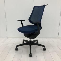 【定価約16万円】【イスとひとつになれる新感覚！360°揺れて体を自由に動かせる「グライディング・メカ」搭載！】■コクヨ(KOKUYO)製　イング(ing)チェア　肘付ハイバック　背面メッシュタイプ　■固定肘・ハンガー付き　■ネイビーブルー×ブラックシェル