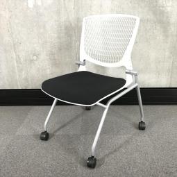 【スリット構造のシェルがワーカーを軽やかに受け止める！】■オカムラ（okamura）製　グラータ (Grata)　ミーティングチェア　ネスティングチェア　■背面樹脂（メッシュ）　肘なし　■キャスター付き　■ブラック × ホワイトシェル