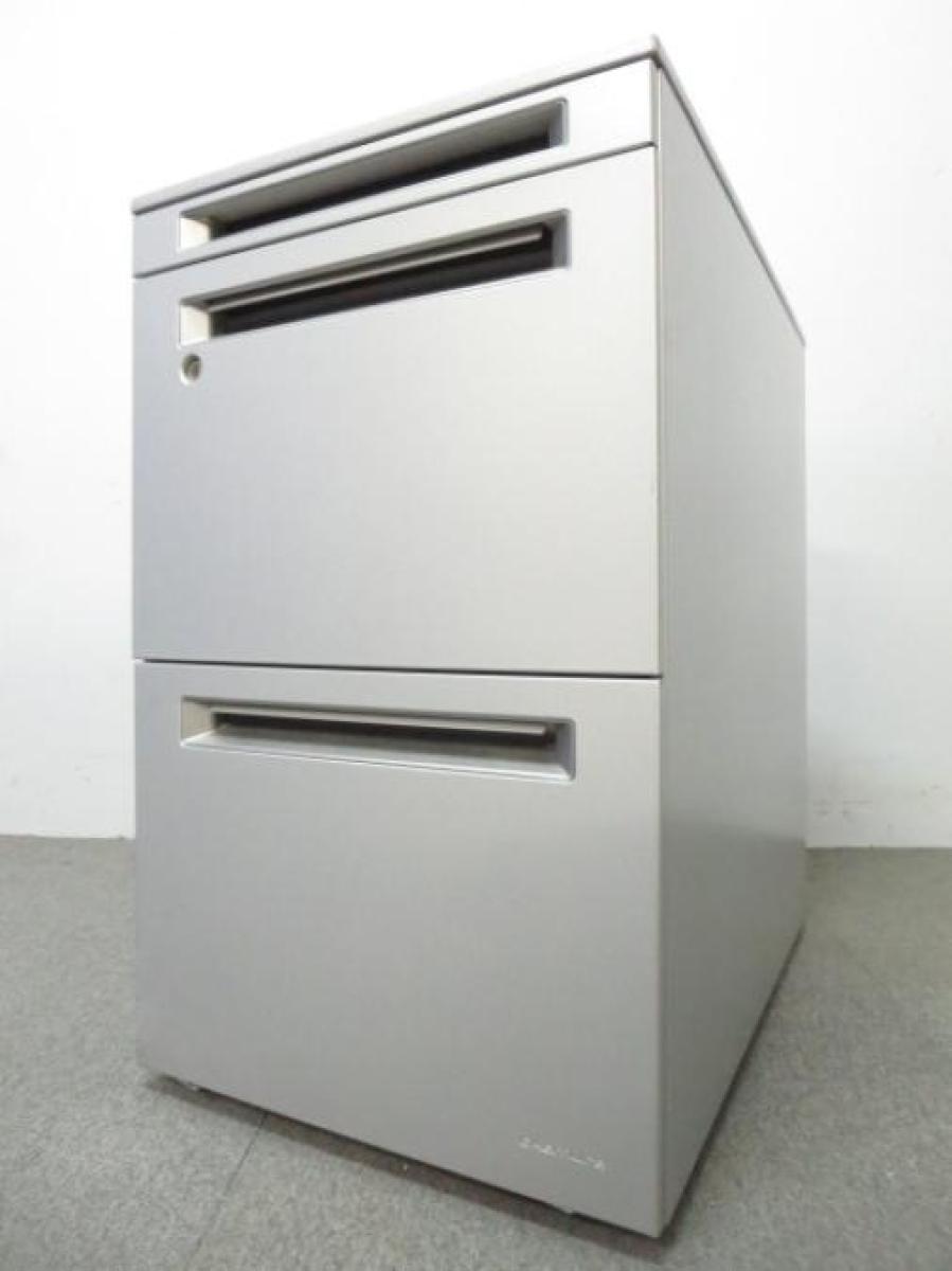【スタイリッシュなデザインで高品質！】■オカムラ　アドバンスシリーズ　3段ワゴン　スキップシルバー　■使いやすさで選ぶならコレ！開閉操作しやすい幅広い把手！
                        プロユニット
                                    中古
            