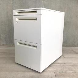 【フリーアドレスの必須品！収納スペースの追加にオススメ！】■オカムラ製　3段ワゴン　H650mm　ホワイト　シリンダー錠　※多少キズあり　■ファイルや書類の収納に最適な3段ワゴン！　A01072252