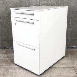 【ワークスペースの収納追加にオススメ！】■オカムラ製　3段ワゴン　高さ：680mm　ホワイト　■フリーアドレスデスクにフィット！【ハイワゴン】