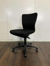 【人間工学に基づいた快適シーティング！　ワーキングチェアの定番モデル！】オカムラ(okamura)製　カロッツァ(Carrozza)チェア　肘無ローバック　ブラック　#岐阜#愛知#三重#静岡#CS在庫
