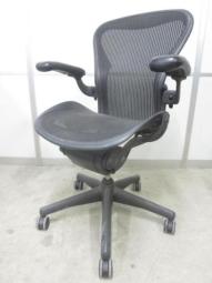 【7/9(木)入荷予定の商品となります!】【オフィスチェアの最高峰!圧倒的人気、知名度を誇るオフィスチェア!肘付ハイバックチェア入荷!】 ■ハーマンミラー(HermanMiller)製 アーロンチェア 肘付ハイバック ■可動肘 ■背面・座面メッシュ ■ブラック ■Bタイプ