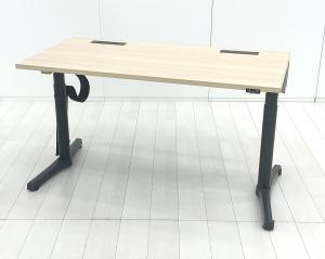 【在庫入替セール品！（本在庫限定価格）】【電動で高さ調整可能・立ち姿勢を取り入れた新しいワークスタイルへ！】◇イトーキ（ITOKI））製　◇トイロ（toiro）シリーズ　◇電動昇降デスク　◇ナチュラル　◇平机　◇W1350×D675×H650～1250㎜　◇配線口・コンセントユニット付