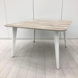【カフェのようなオシャレな空間を演出！リフレッシュスペースなどにもお勧め！】■オカムラ(okamura)製　ライブス(Lives)シリーズ　ミーティングテーブル　W1200㎜　■電源タップ付き　■天板：木目ナチュラル/4本脚：ホワイト【入替セールにつき40%OFF！】